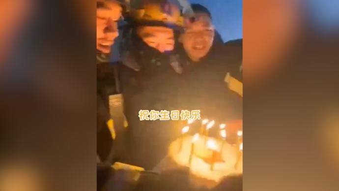 消防员深夜执行任务，队友们在火情扑灭后为他唱生日歌