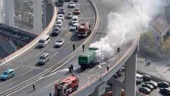 上海南浦大桥一土方车起火黑烟滚滚，事故处理完毕无人员伤亡
