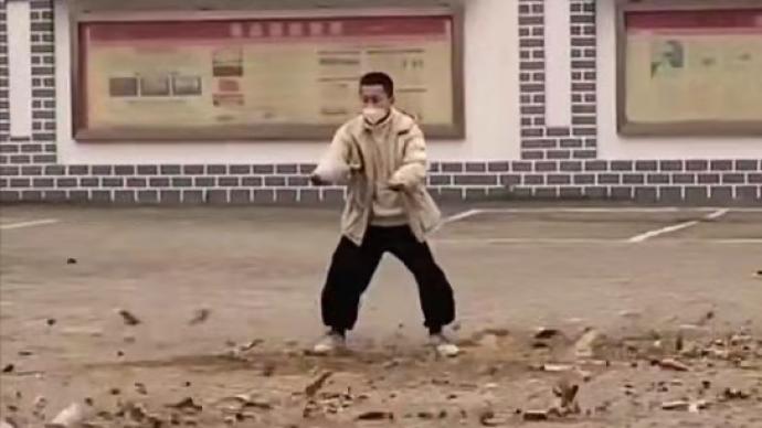 男生旋风中打太极，网友：颇有宗师风范