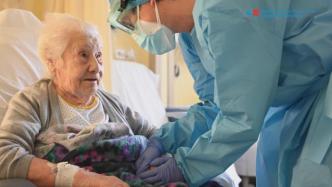 西班牙104岁老人战胜新冠康复出院