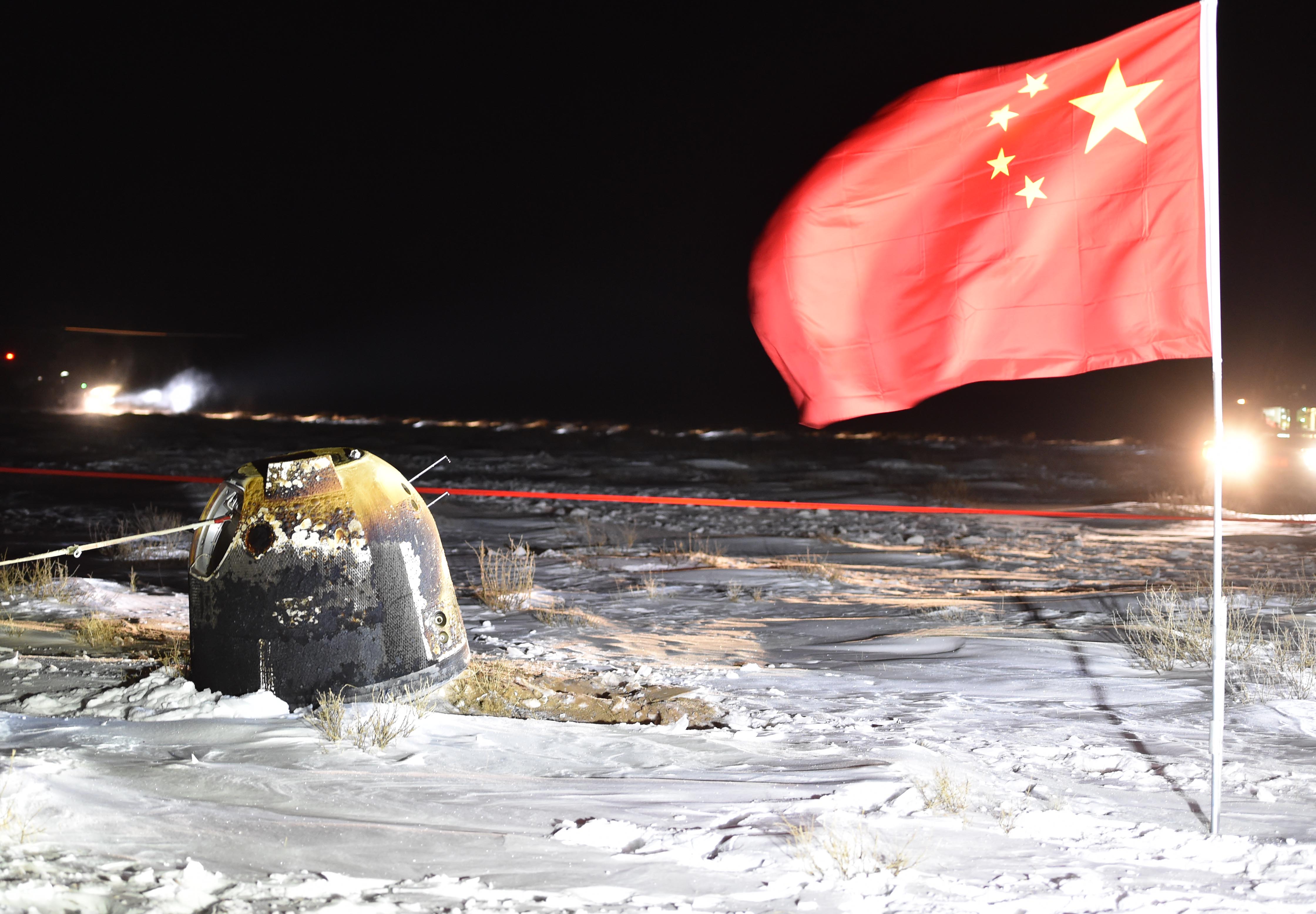 12月17日凌晨，嫦娥五号返回器携带月球样品，采用半弹道跳跃方式再入返回，在内蒙古四子王旗预定区域安全着陆。 新华社记者 连振 摄