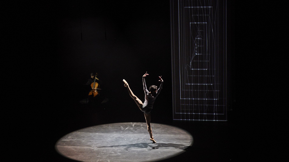 观众被引导至容纳有1185把海蓝座椅的大厅的二楼,舞台上,舞者吴虎生