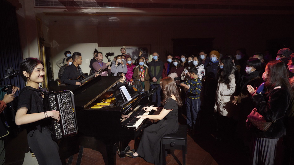 最后,在舞段结束时,现场观众围绕在乐队周围.