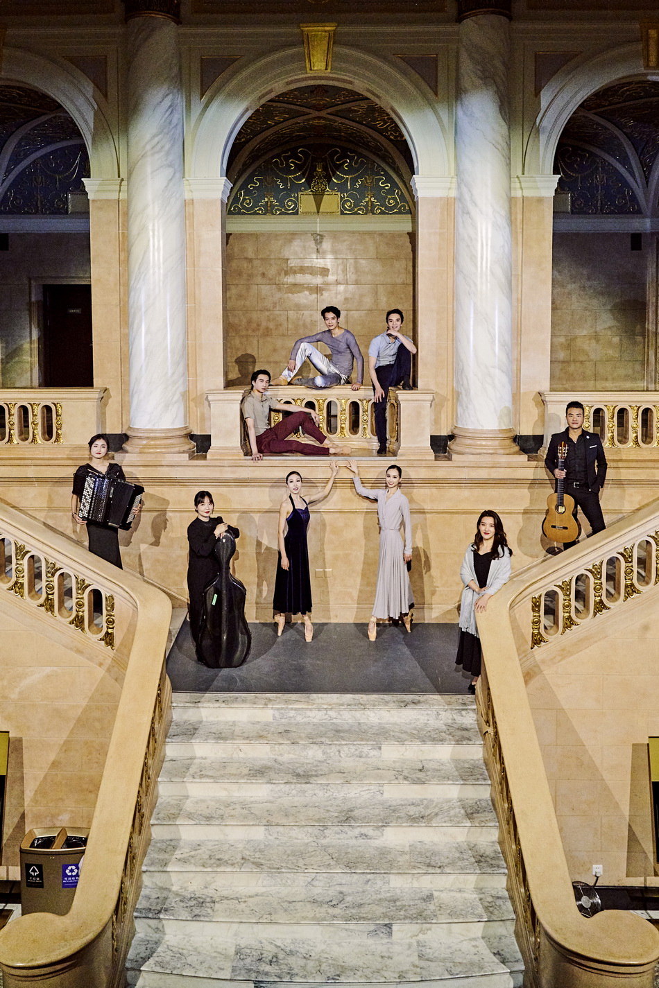 城事沉浸版芭蕾上海音乐厅首演观众与舞者如影随形