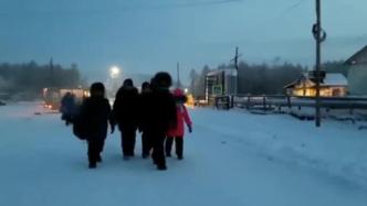 俄罗斯小学生顶着-51℃寒温，大雪纷飞中徒步上学