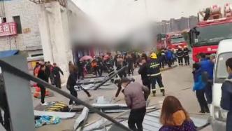 仓库起火，群众徒手推倒围挡为消防车开道