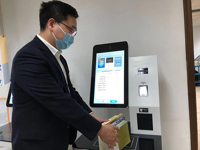 通过自助借书机借阅纸质书,系统就会根据智能化计算,为读者推荐可能感