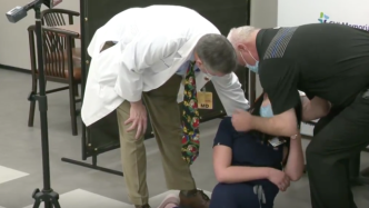 美国一护士接种辉瑞疫苗后晕倒：感觉眩晕