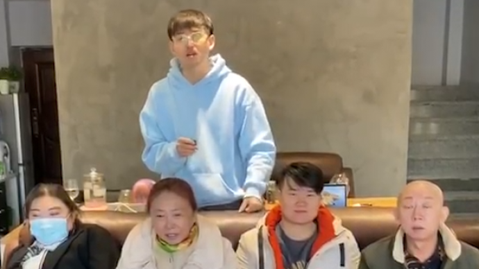 路人口罩蛋糕_戴口罩的路人照片(3)