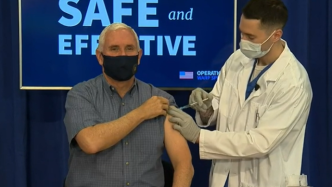 美国副总统彭斯通过电视直播公开接种疫苗