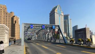为做好苏州河沿岸交通贯通，外白渡桥设置可变车道便捷通行