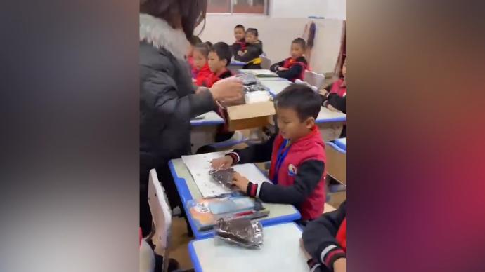 小学老师给全班学生送手套：孩子开心我就开心