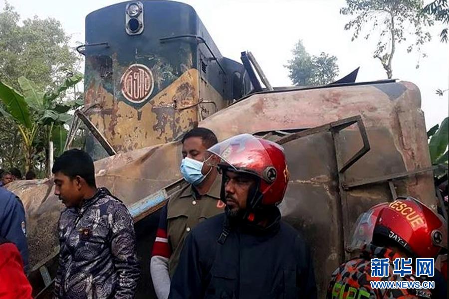 12月19日，孟加拉国西北部地区19日早上发生一起火车与客车相撞事故，事故导致12人死亡，另有数人受伤。新华社发（萨利姆摄）