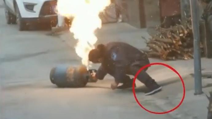 重庆一住户煤气罐泄漏起火，公交司机颤抖着脚关阀门