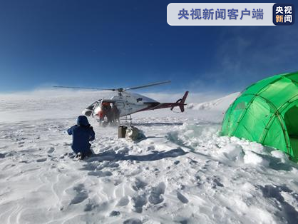 科考队员利用直升飞机运载科考设备到极高海拔冰面作业。