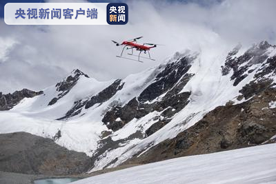 科考队员利用无人机观测冰川地形。