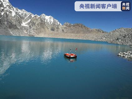 科考队员利用无人船测量湖泊水量。