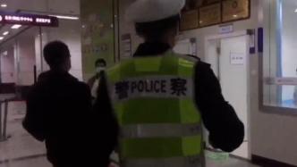 幼童高速上突发急性肠胃炎，民警用警车开道送医