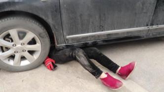 為救流浪貓女子鉆車底被卡，消防員用千斤頂救出