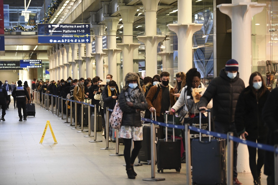 12月20日，在英国伦敦圣潘克勒斯车站，乘客准备登上当天最后一班前往巴黎的火车。新华社 图