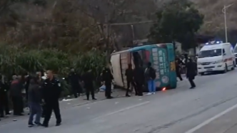 梅州一中巴车侧翻致3人受伤，事发时车上有多名学生