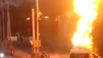 墨西哥一辆液化气运输车高速上起火，“火龙”咆哮直冲天空