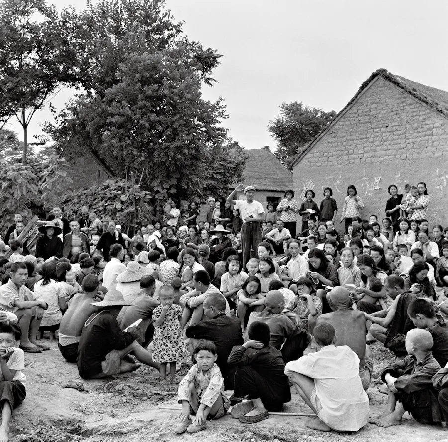 1958年6月,嵖岈山公社开会生产队大会讨论生产。