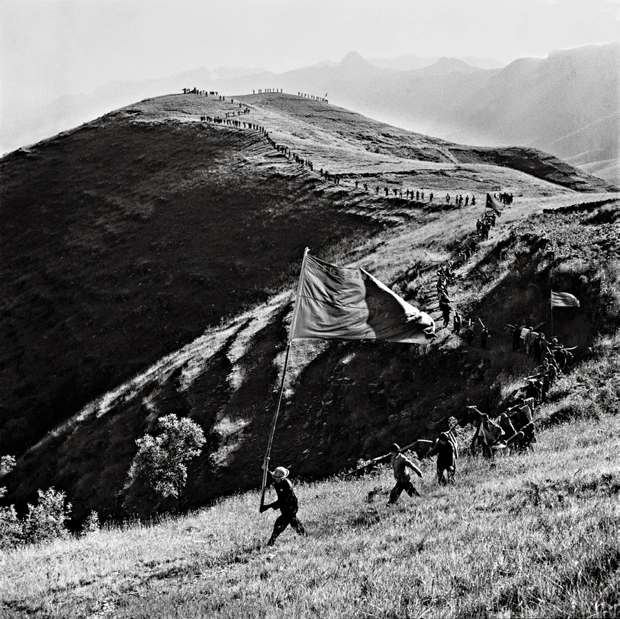 1960年2月,正当共和国正处于最困难的时期,林县县委的组织了千军万马的修渠大军,浩浩荡荡从四面八方开进了太行山。(《千军万马上太行》)
