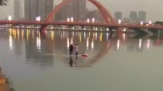 四川德阳新手司机驾车不慎坠湖后市民跳水陪伴，大叔驾船救援