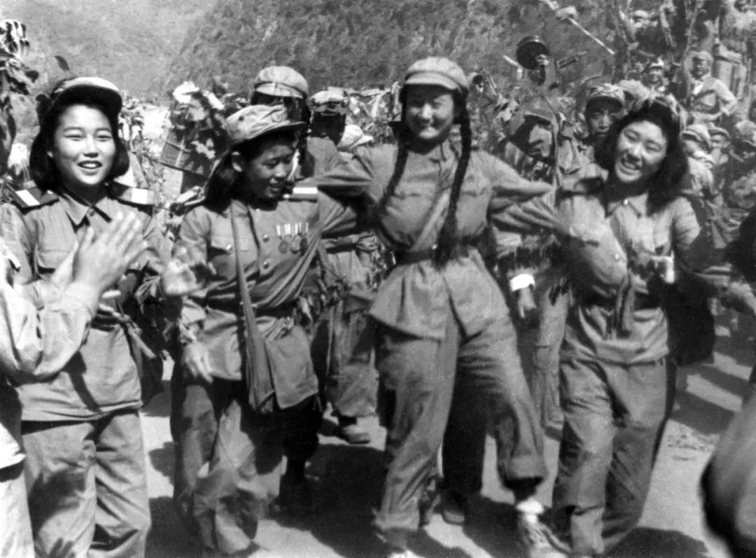 经典战争老照片：越南旗袍美女劳军 美大兵战场居然使用弓箭