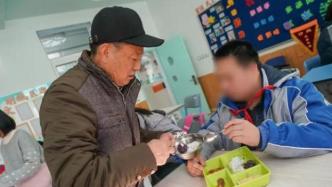 孙子患自闭症，上海这位爷爷在特殊学校陪读9年，没想到……