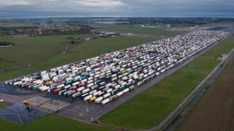 英法边境重开，近3000辆货车高速排队等待检测