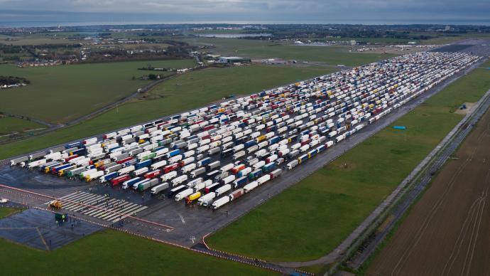 英法边境重开，近3000辆货车高速排队等待检测