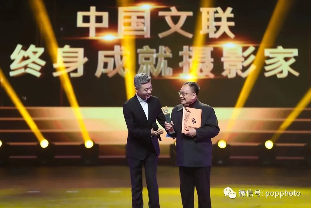 2020年12月20日,第十三届中国摄影金像奖将“中国文联终身成就摄影家”荣誉称号颁给了魏德忠。图片由中国摄影家协会获取
