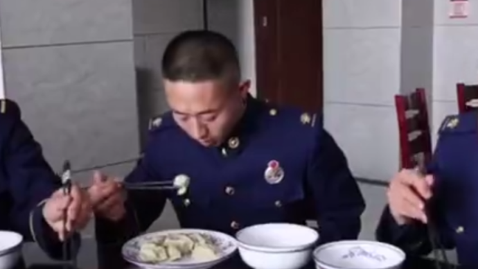 泪目！消防员冬至吃水饺，一口吃出“妈妈的味道”