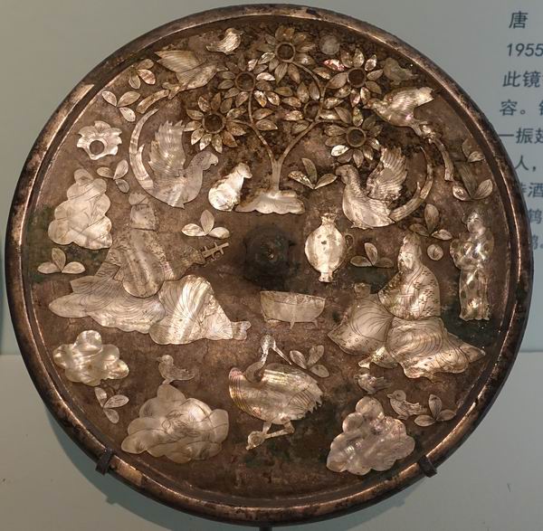 览镜鉴微国博镜里千秋展中铜镜发掘品的考古故事