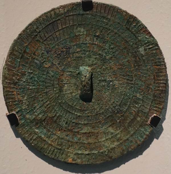 览镜鉴微国博镜里千秋展中铜镜发掘品的考古故事