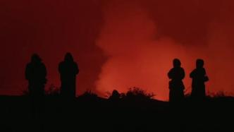 夏威夷基拉韦火山时隔2年喷发，引众人远观