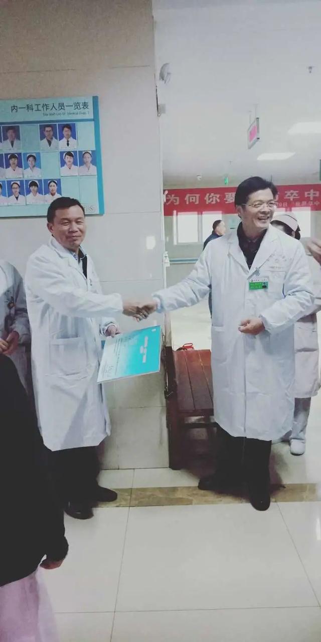 图中右侧为张银平。来源：彭泽县人民医院官方微信公众号