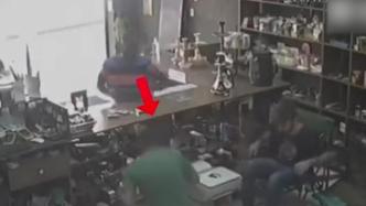 巴西男子持枪打劫烟草店，反遭店员连开12枪“反杀”