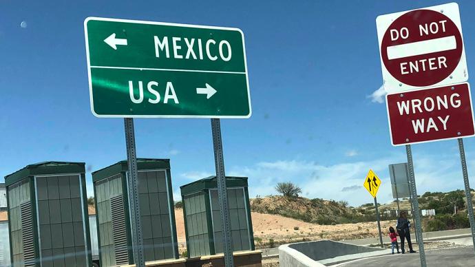 美国一男子开车强闯美墨边境，撞上护栏当场死亡