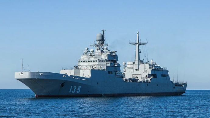 俄罗斯新型登陆舰加入海军序列，可搭载300人和13辆坦克