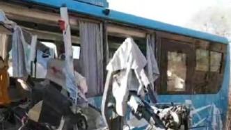 河北张家口市一公交车与半挂车相撞，已致2人死亡