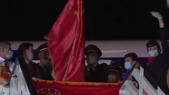 挥舞中国国旗的塞尔维亚英雄机长因感染新冠去世