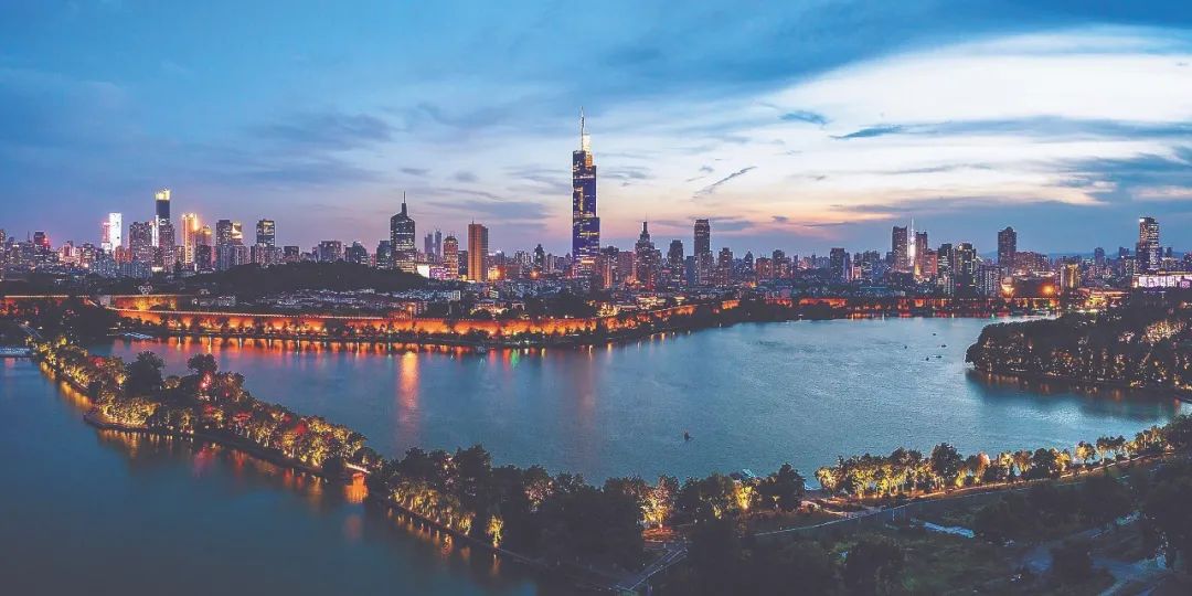 傍晚华灯初上的南京城与美丽的晚霞交相辉映。南报融媒体记者 冯芃摄
