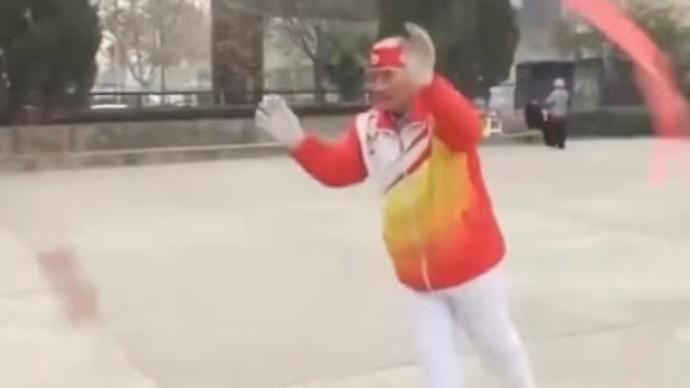 七旬大爺花式抖空竹：能調(diào)動全身各部位