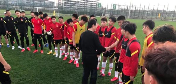 陈戌源鼓励年轻球员。