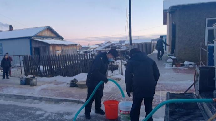 内蒙古-40℃天气冻坏供水系统，民警开警车给居民送水