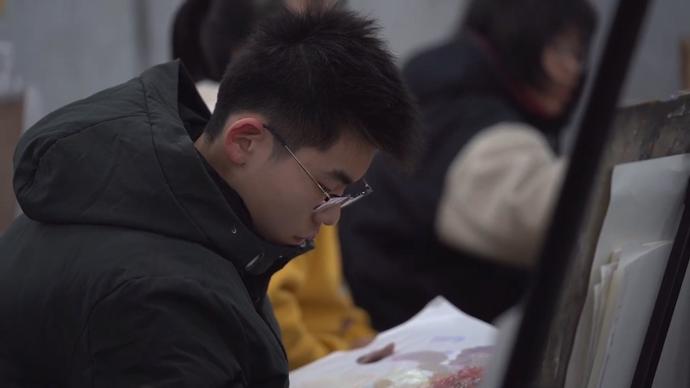 藝考生除吃飯睡覺都在畫畫：想沖刺清華大學(xué)