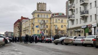 车臣2名恐怖分子持刀袭击警察，被当场击毙